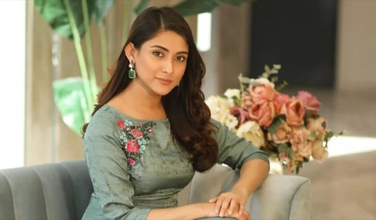 প্রথমবার দেশের প্রেক্ষাগৃহে মেহজাবীনের প্রথম সিনেমা মুক্তি পেতে যাচ্ছে