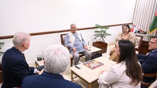 নির্বাচনী পর্যবেক্ষক দলের সাথে সৌজন্য সাক্ষাতে প্রধান উপদেষ্টা