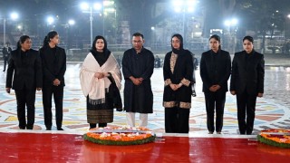 শহীদ মিনারে ভাষা শহীদদের জন্য মাগফিরাত কামনায় দোয়া প্রধানমন্ত্রীর