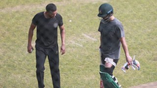 তাসকিনের বলে চোটে পড়লেন তামিম